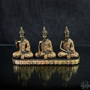 3 bouddhas assis sur une base lotus